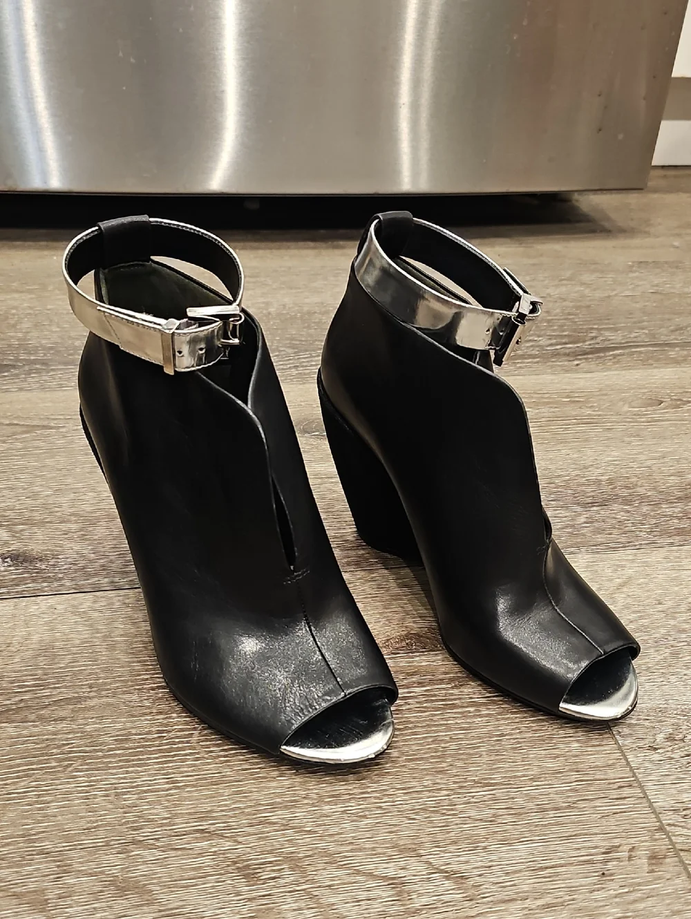 Kenneth Cole New York Silver Peep Toe Broome Wedges Black Leather Heels SZ 7.5